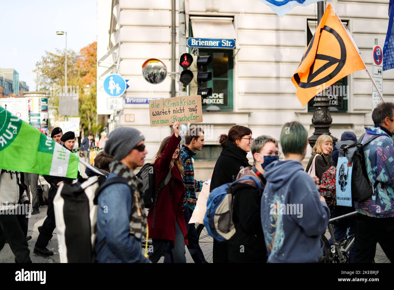 Am 11. November 2022 versammelten sich rund 292 Menschen unter dem Motto Soeders Klimamärchen, um gegen die Änderung des bayerischen Klimaschutzgesetzes zu demonstrieren. Die Aktivisten von Fridays for Future und Bund-Jugend beklagten sich, dass es reine Erscheinungsform-Politik sei. (Foto von Alexander Pohl/Sipa USA) Stockfoto