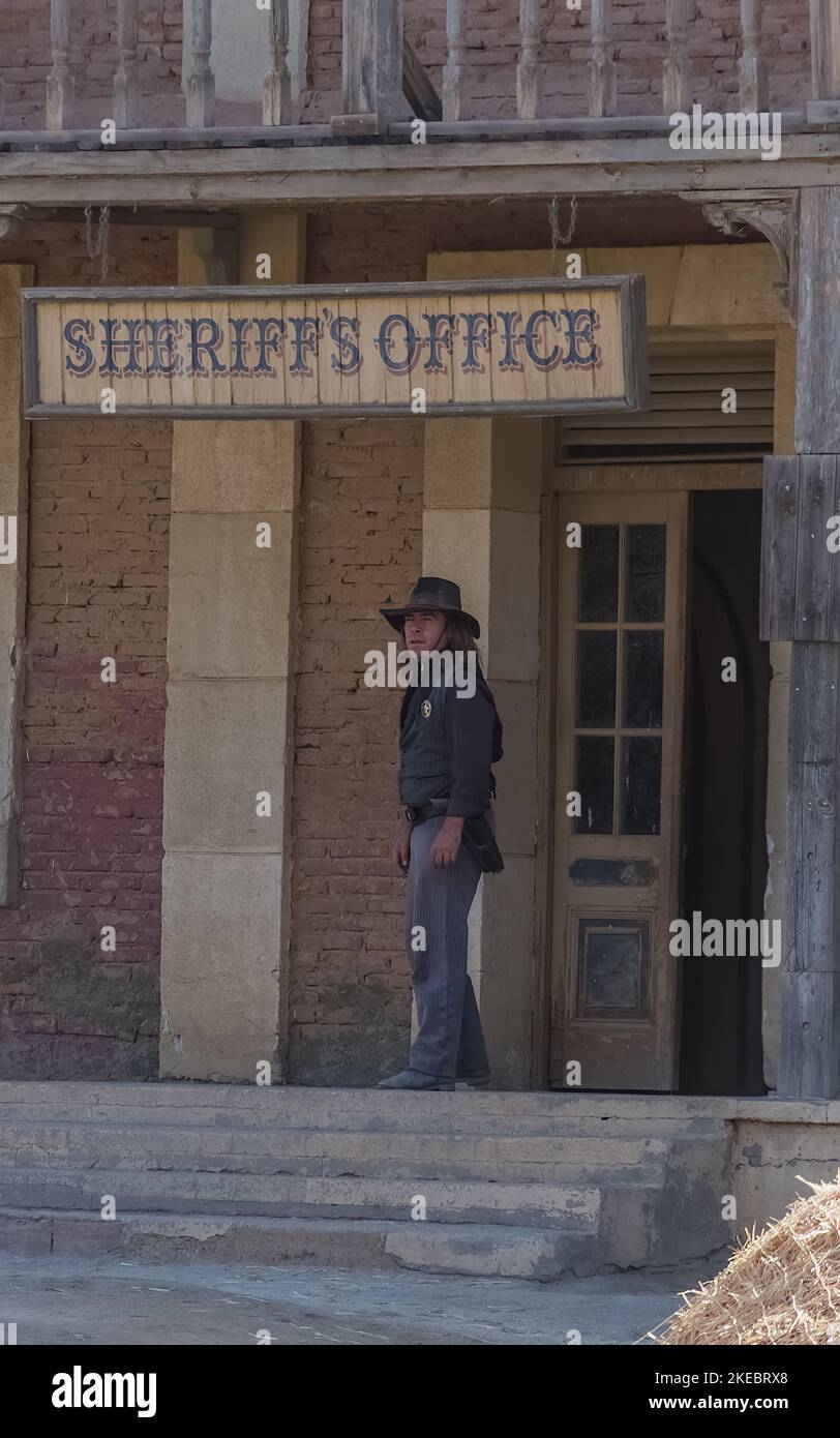 Alméria Spanien - 09 15 2021: Live-Performance-Szenen, Sheriff-Cowboy schaut nach draußen auf das Sheriff-Bürogebäude, auf Oasys - Mini Hollywood, Spanisch Stockfoto
