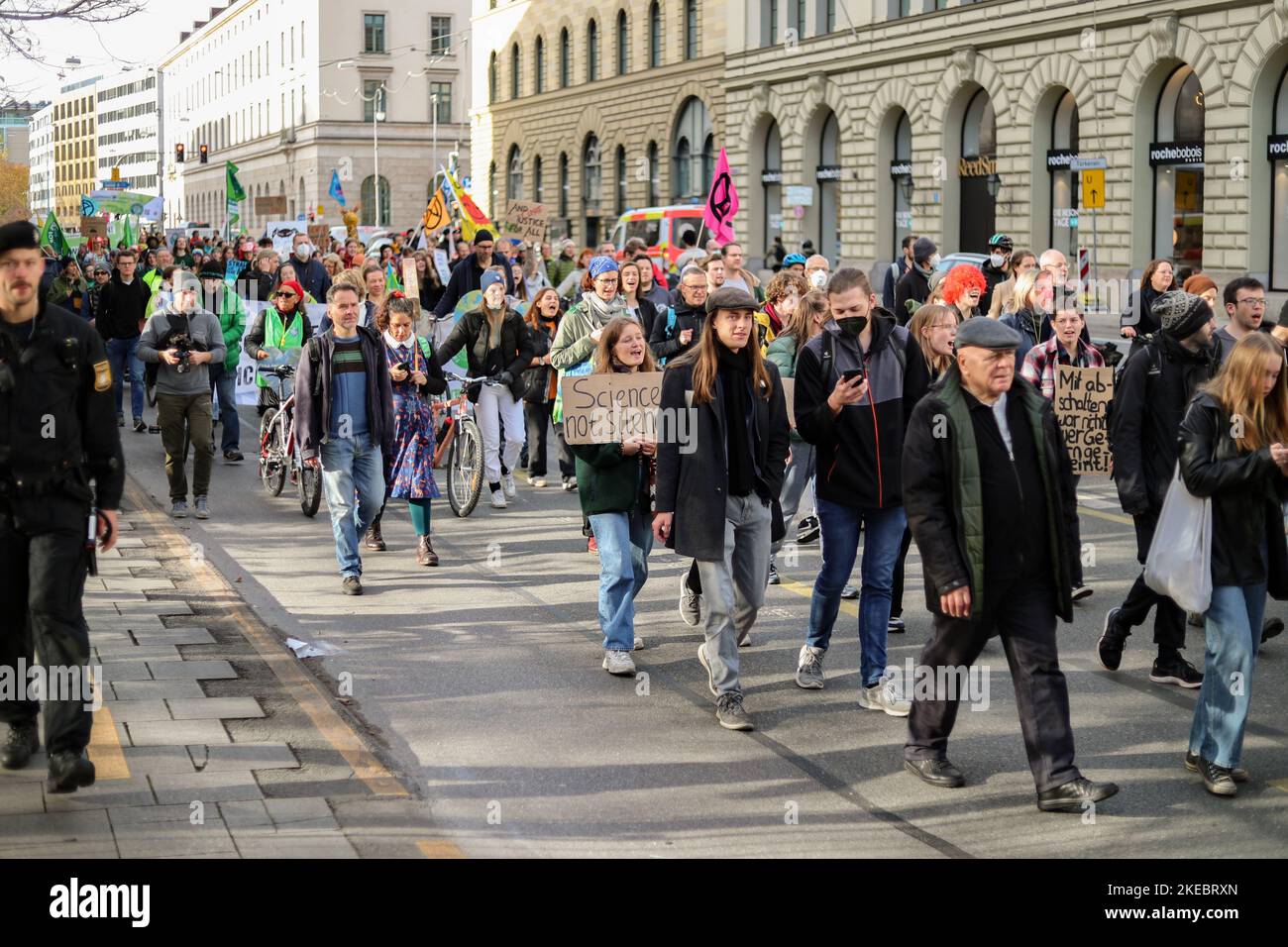 Am 11. November 2022 versammelten sich rund 292 Menschen unter dem Motto Soeders Klimamärchen, um gegen die Änderung des bayerischen Klimaschutzgesetzes zu demonstrieren. Die Aktivisten von Fridays for Future und Bund-Jugend beklagten sich, dass es reine Erscheinungsform-Politik sei. (Foto von Alexander Pohl/Sipa USA) Stockfoto