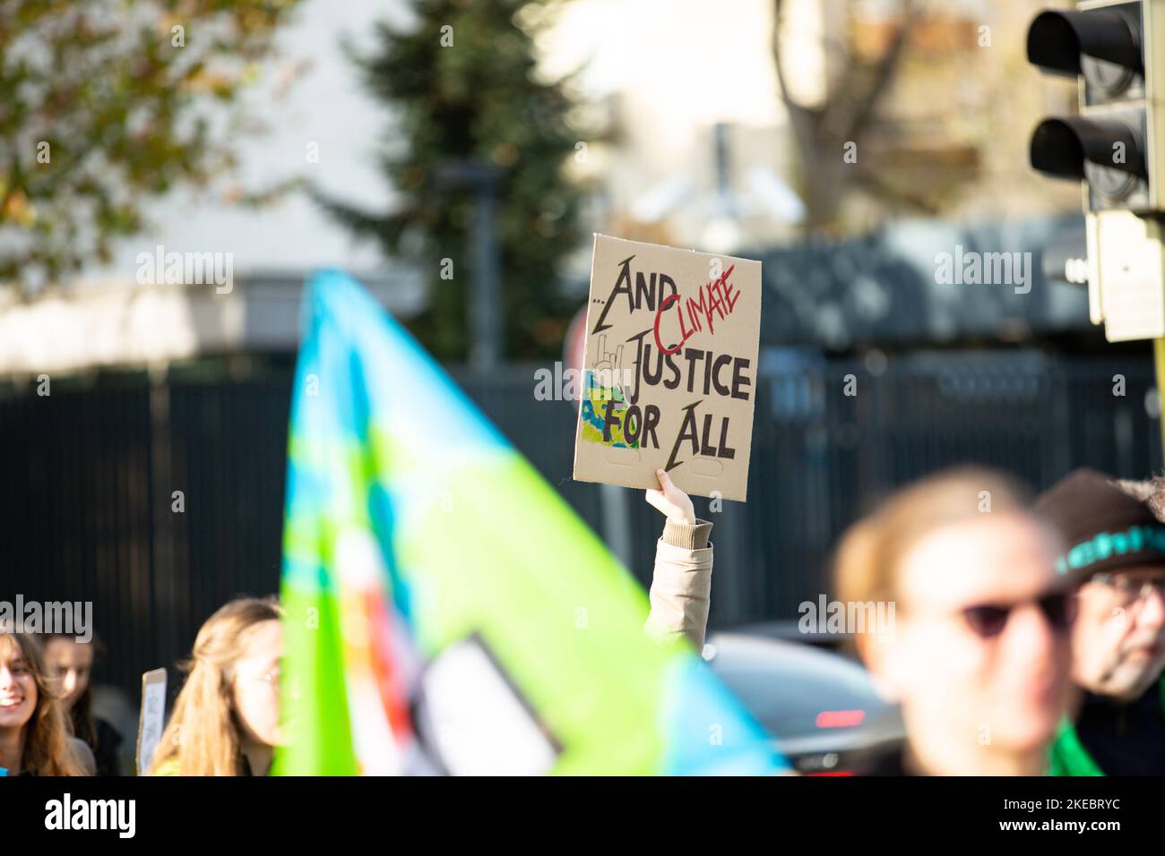 Am 11. November 2022 versammelten sich rund 292 Menschen unter dem Motto Soeders Klimamärchen, um gegen die Änderung des bayerischen Klimaschutzgesetzes zu demonstrieren. Die Aktivisten von Fridays for Future und Bund-Jugend beklagten sich, dass es reine Erscheinungsform-Politik sei. (Foto von Alexander Pohl/Sipa USA) Stockfoto