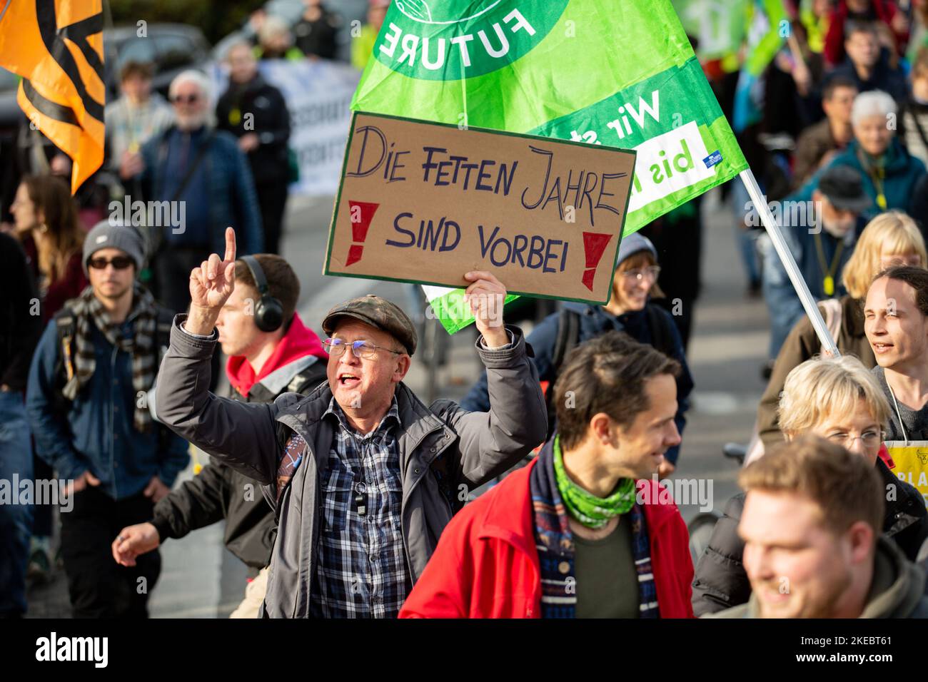 Am 11. November 2022 versammelten sich rund 292 Menschen unter dem Motto Soeders Klimamärchen, um gegen die Änderung des bayerischen Klimaschutzgesetzes zu demonstrieren. Die Aktivisten von Fridays for Future und Bund-Jugend beklagten sich, dass es reine Erscheinungsform-Politik sei. (Foto: Alexander Pohl/Sipa USA) Quelle: SIPA USA/Alamy Live News Stockfoto