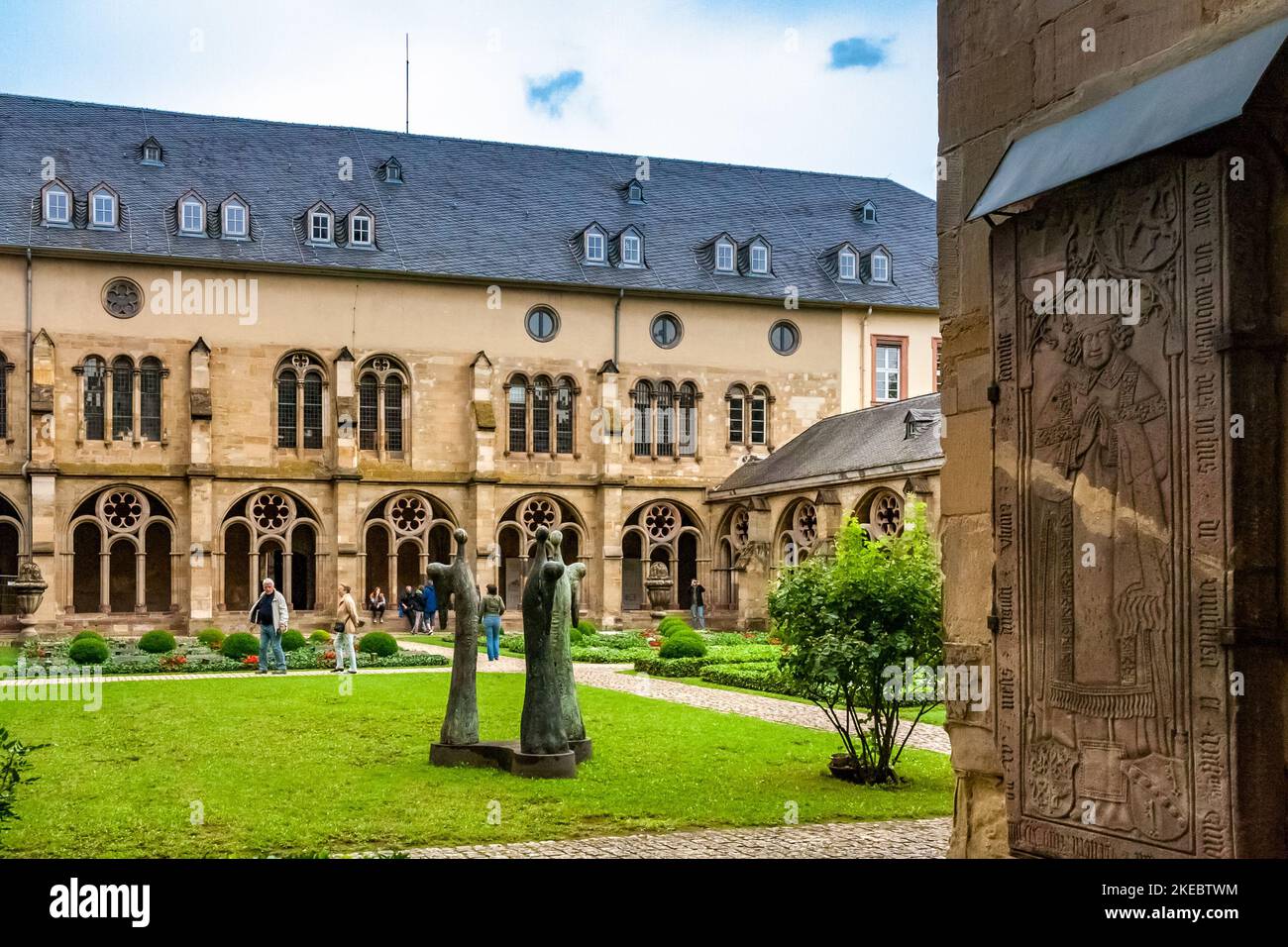 Schöner Blick auf den gotischen Kreuzgang mit dem idyllischen Innenhof zwischen Trierer Dom und der Liebfrauenkirche. Die Bronzefiguren sind... Stockfoto