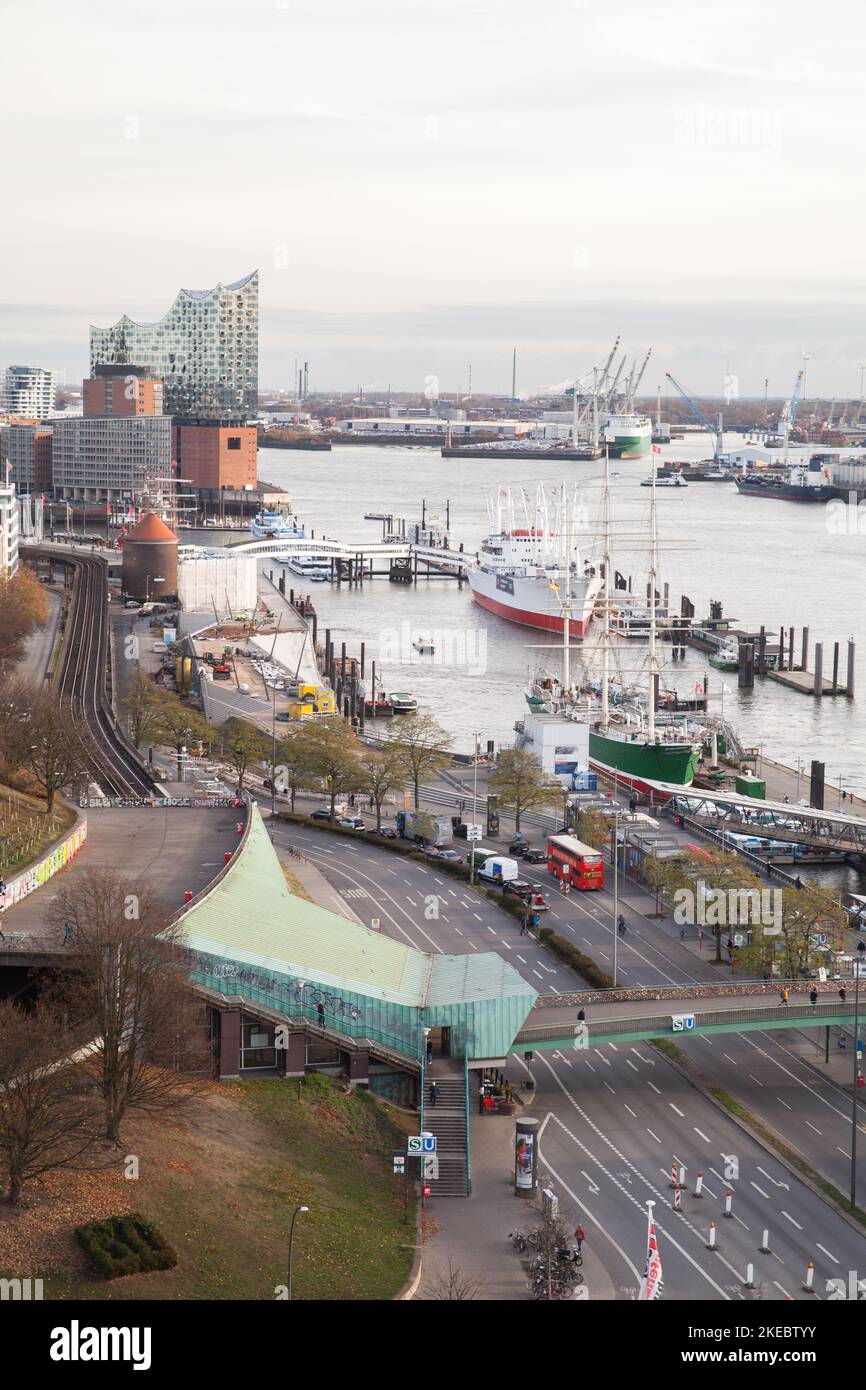 Hamburg, Deutschland - 26. November 2018: Hamburger Hafen, vertikale Luftaufnahme mit festfahrenden Schiffen und Autos am Tag Stockfoto