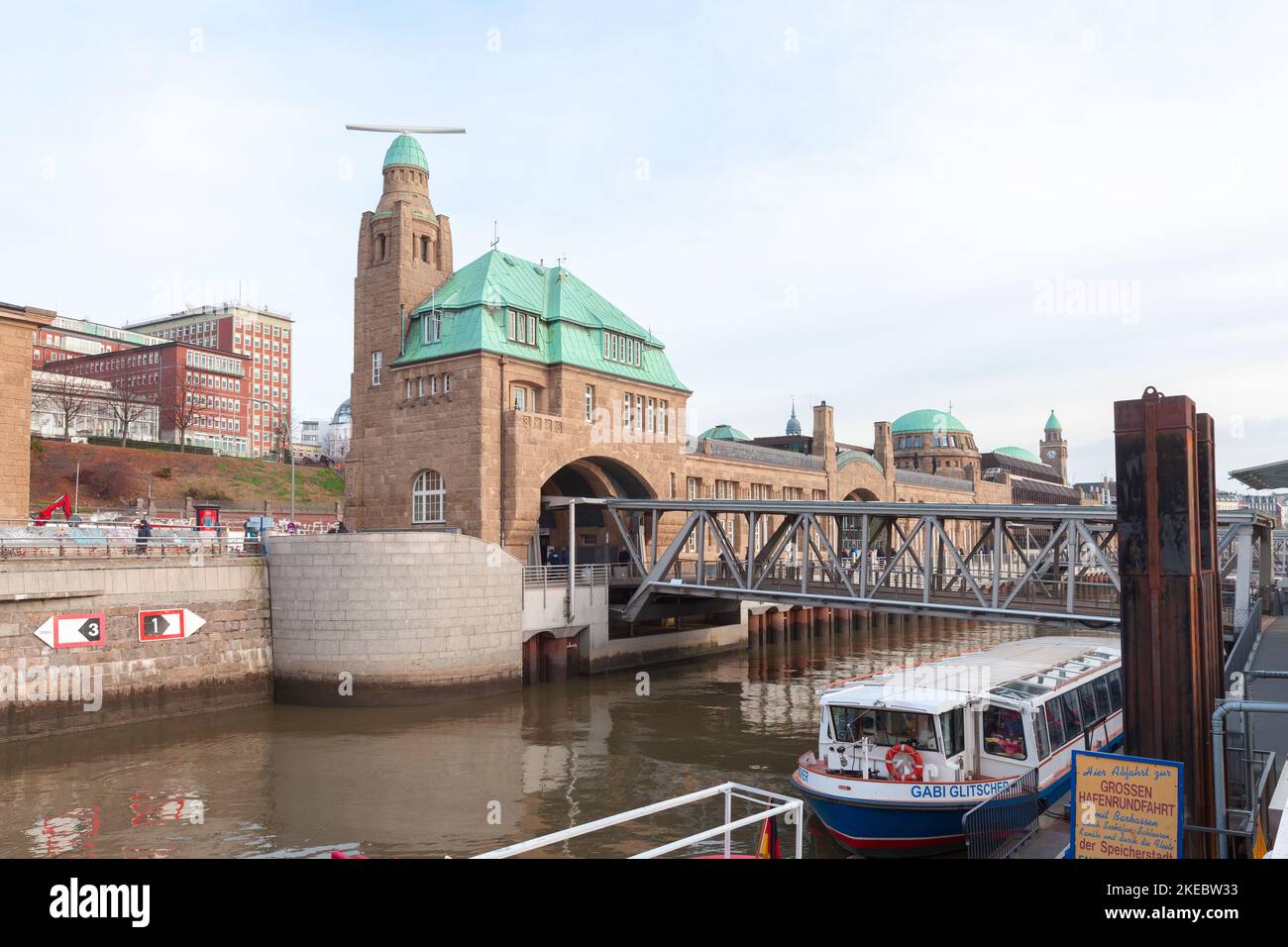 Hamburg, Deutschland - 30. November 2018: Hamburger Hafen, Blick auf den Fluss mit Landungsbrücken Stockfoto