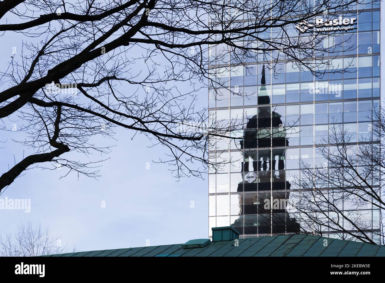 Hamburg, Deutschland - 30. November 2018: Spiegelung der St. Michael Kirche in Glaswand des Bürogebäudes der Basler Financial Services GmbH. Stockfoto