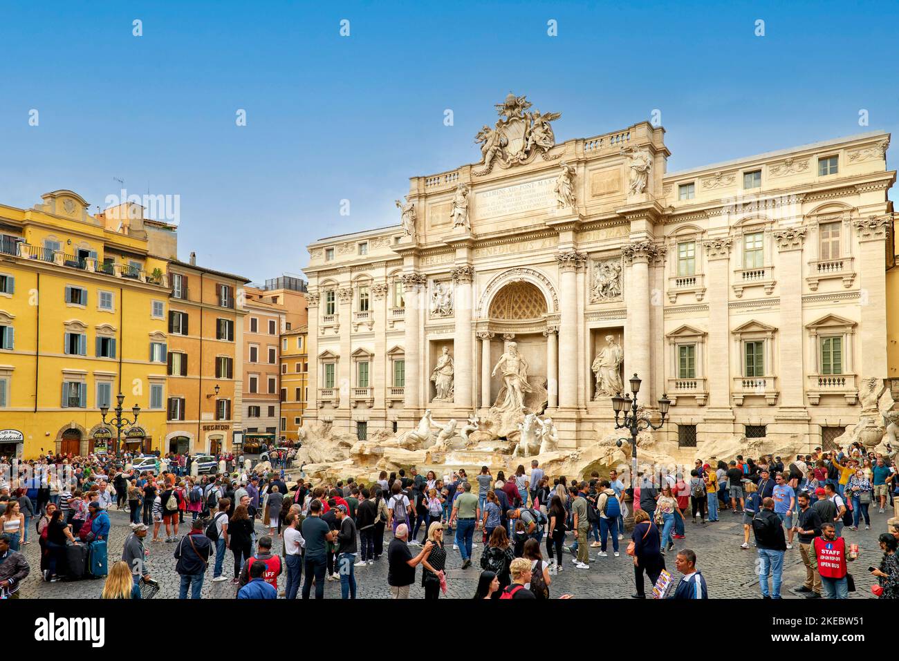 Rom Latium Italien. Menschenmenge am Trevi-Brunnen Stockfoto