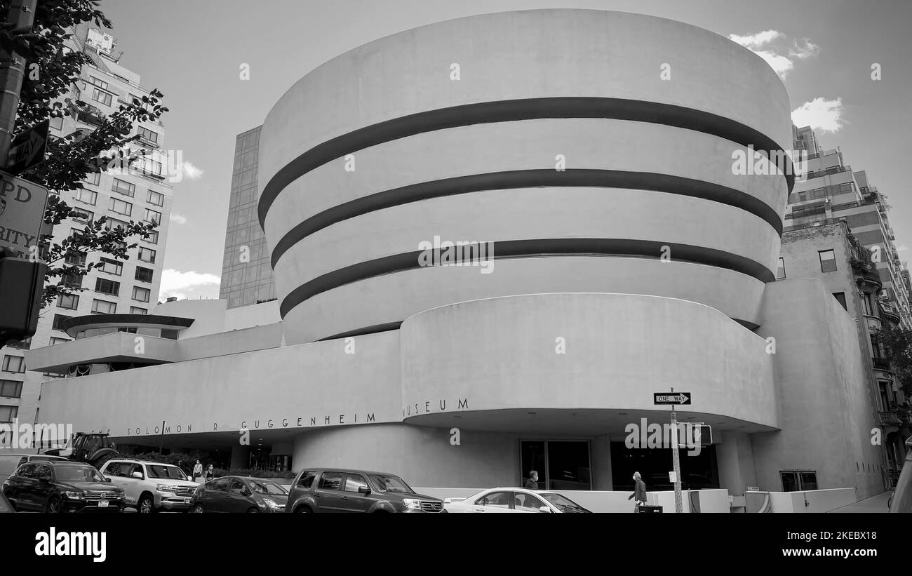 New York, NY, USA - 11. Nov 2022: Das Guggenheim Museum eine einzigartige Architektur wird von der Fifth Avenue aus gesehen Stockfoto