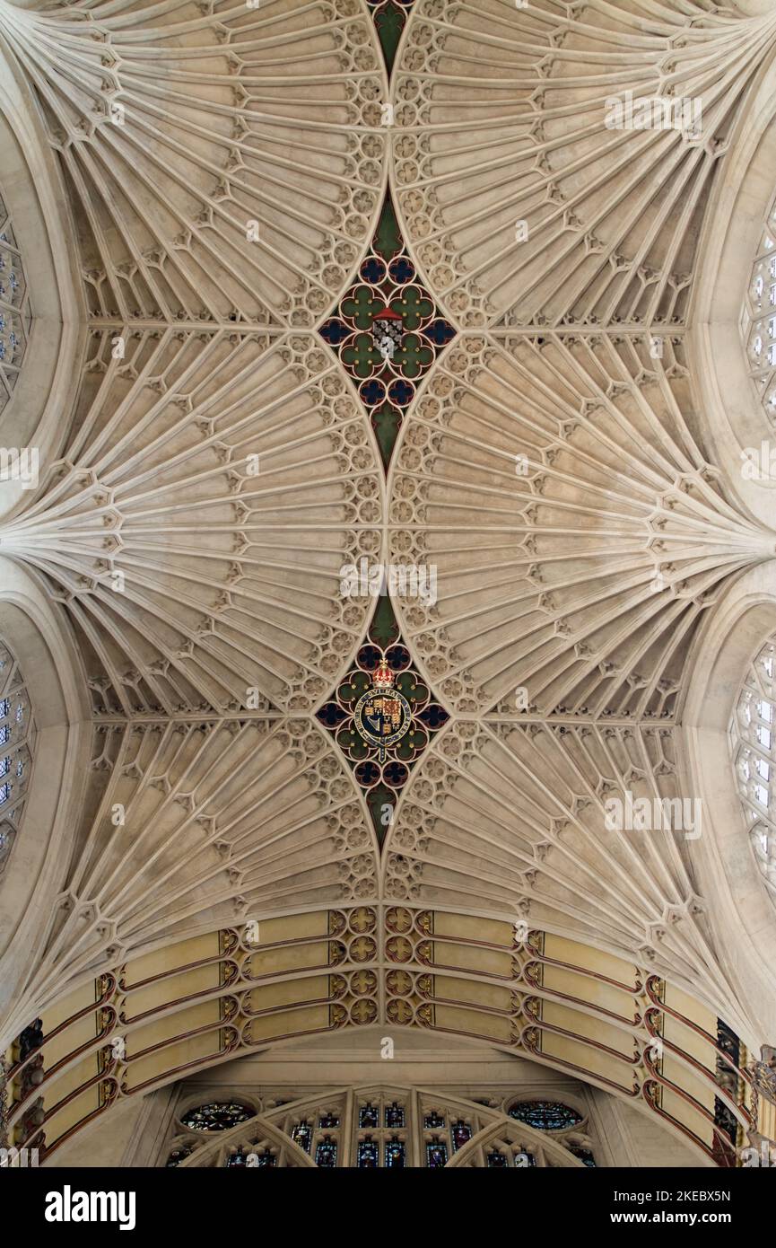 Blick auf die gewölbte Decke im Kirchenschiff der Abtei Bath, Abbey Church of Saint Peter and Saint Paul, Bath UK Stockfoto