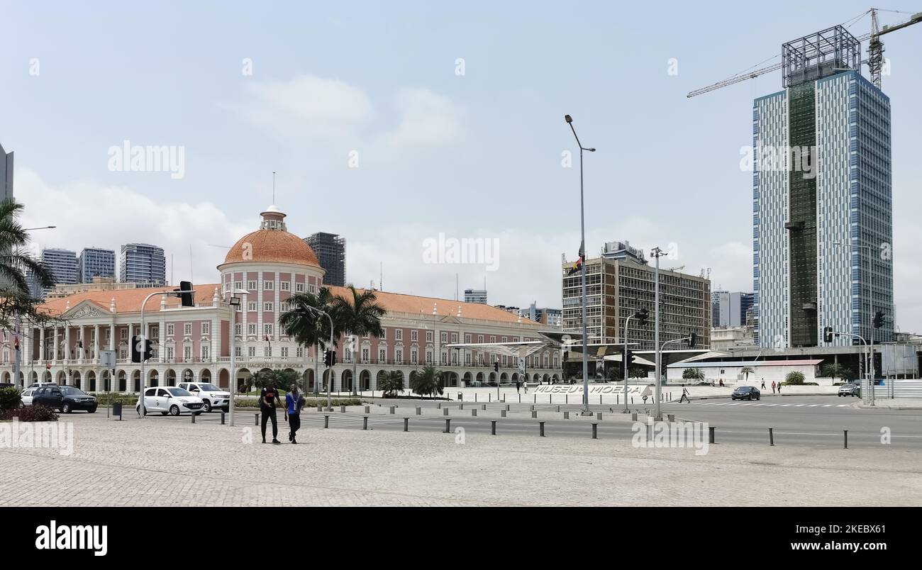 Luanda Angola - 09 17 2022: Blick auf die Luanda Marginal, BNA - Angola National Bank und Münzmuseum Gebäude, Downtown Lifestyle, moderne Wolkenkratzer Stockfoto