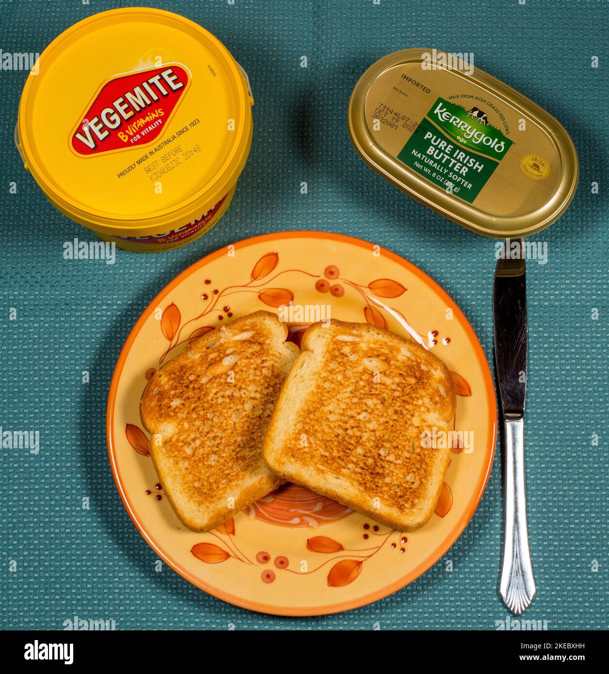 Frühstück von Champions, australischer Vegemite auf Toast mit Kerrygold, reiner irischer Grassbutter! Lecker! Stockfoto