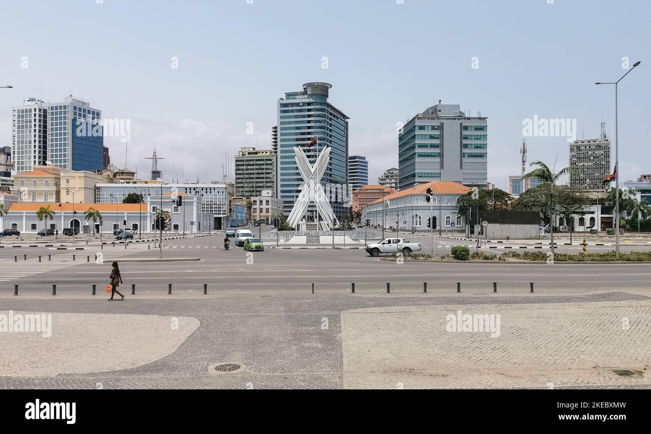 Luanda Angola - 09 17 2022: Blick auf das Luanda Marginal, Sonangol Hauptsitz Turmgebäude, Downtown Lifestyle, moderne Wolkenkratzer und andere Gebäude Stockfoto
