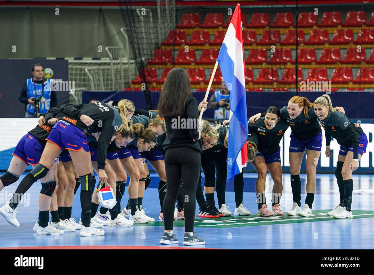 SKOPJE, MAZEDONIEN - 11. NOVEMBER: Spieler der Niederlande während der Hauptrunde - EHF EURO 2022 Spiel zwischen den Niederlanden und Deutschland in der Arena Boris Trajkovski am 11. November 2022 in Skopje, Mazedonien (Foto: Henk Seppen/Orange Picches) Stockfoto