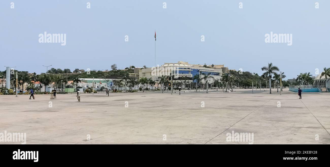 Luanda Angola - 09 17 2022: Blick auf Luanda Marginal, Luanda Festungsgebäude und Luanda Fortaleza Shopping, Downtown Lifestyle, modernes Skyscrape Stockfoto