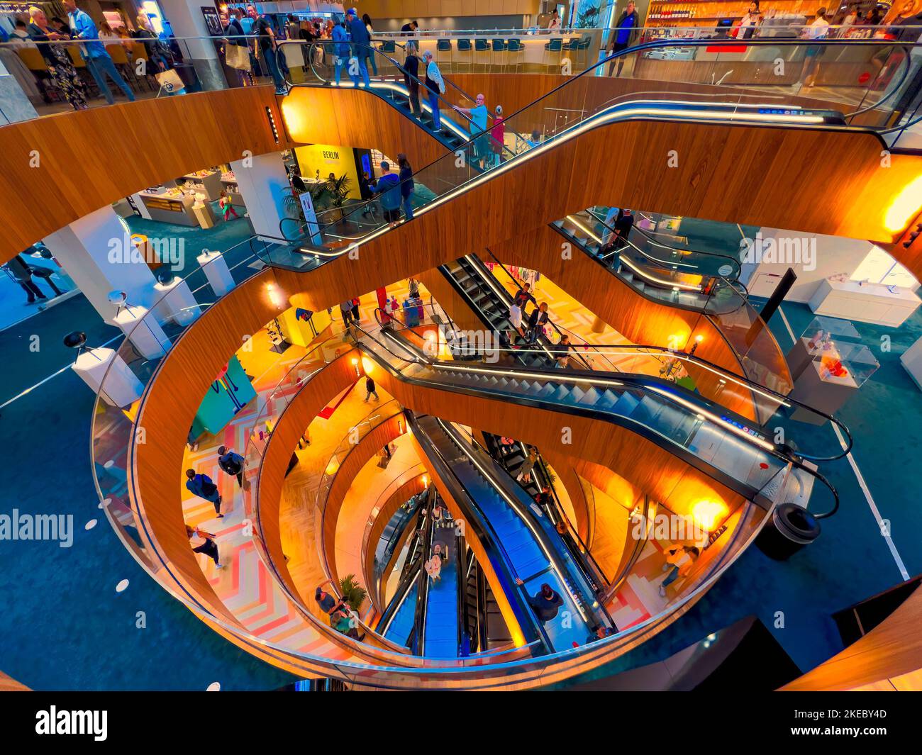 Treppenarchitektur im Kaufhaus West-Berlin, Deutschland, Europa Stockfoto