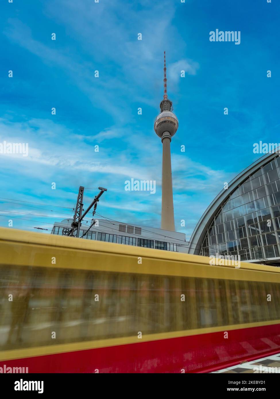 Alexanderplatz Bahnhof mit Fernsehturm im Hintergrund, Berlin, Deutschland Stockfoto