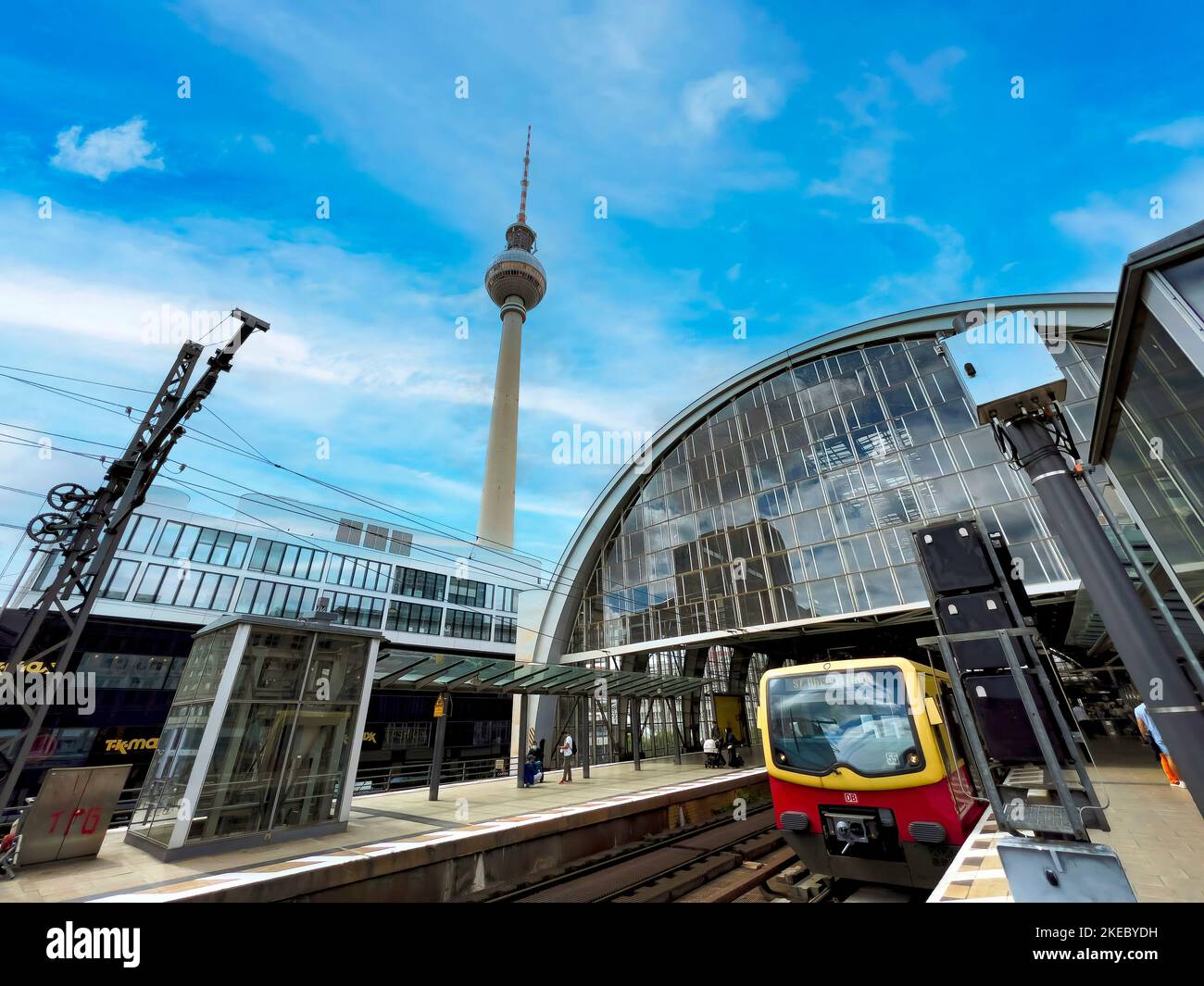 Alexanderplatz Bahnhof mit Fernsehturm im Hintergrund, Berlin, Deutschland Stockfoto