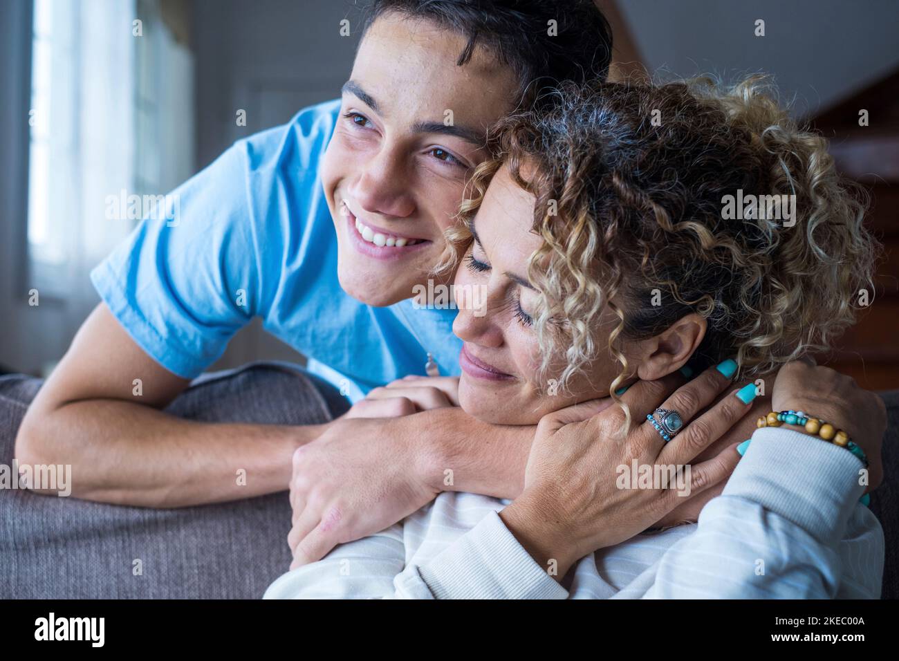 Porträt der Mutter mittleren Alters verbringen Zeit mit Teenager Sohn