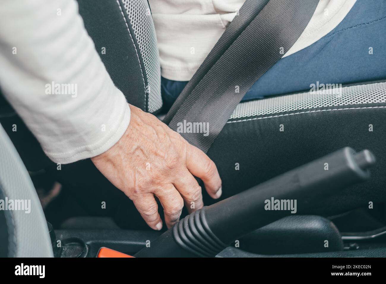 Nahaufnahme einer reifen Frau und Anlegen eines Sicherheitsgurts in einem Auto, um beim Fahren mit Vorsicht sicher zu sein Stockfoto