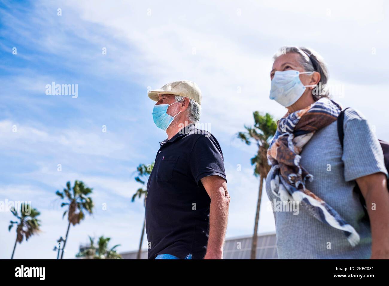 Ein paar von zwei Senioren oder ältere Menschen, die gemeinsam im Freien spazieren Des Flughafens tragen medizinische Maske, um jede Art zu verhindern Von Viren wie Coronavirus oder covid-19 - sichere kaukasische Menschen Konzept und Lifestyle Stockfoto