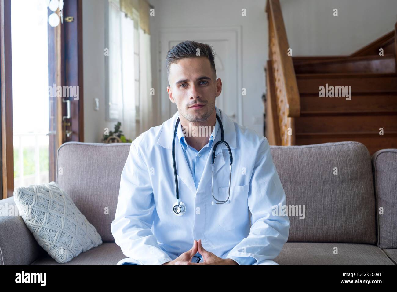Arzt, Hausarzt konsultieren den Patienten online per Videoanruf. Porträt eines hübschen kaukasischen Mannes, der die Kamera anschaut. Gesundheitsarbeiter Beratung Klinik Patienten Stockfoto