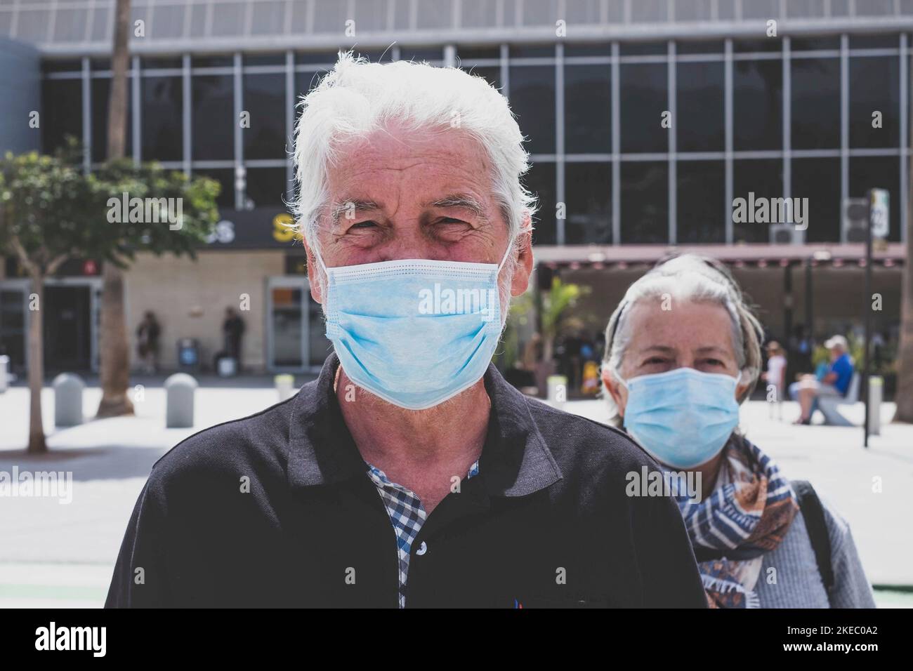 Nahaufnahme von zwei Gesichtern von Rentnern und Senioren Medizinische Maske, um Virus oder jede Krankheit zu verhindern - Flughafen Hinten und sicher Reisende Lifestyle und Konzept - Ernsthaft Mann und Frau, die auf die Kamera schauen Stockfoto