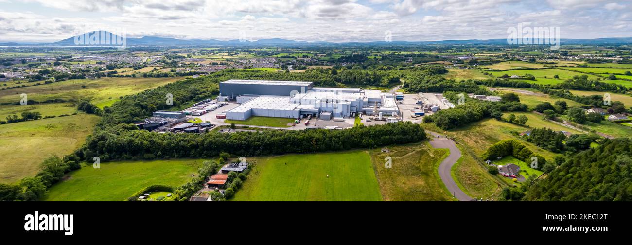 BALLINA, COUNTY MAYA, IRLAND - AUGUST 01 2022 : Coca Cola stellt die Konzentrate her, die zur Herstellung von kohlensäurehaltigen Getränken verwendet werden. Stockfoto