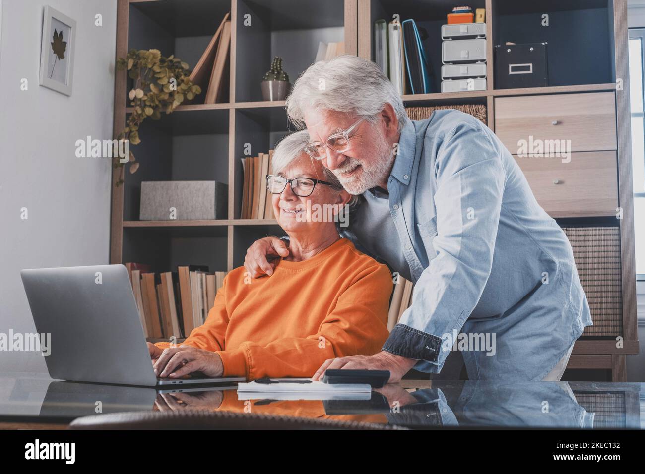Glückliche ältere Menschen 60s Paar sitzen Ruhe auf der Couch zu Hause