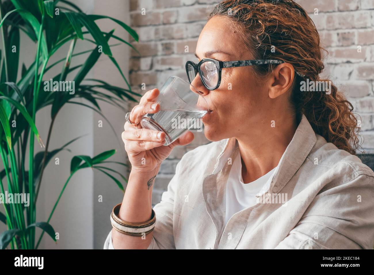 Frau trinkt aus einem Glas Wasser. Gesundheitskonzept Foto, Lifestyle, Nahaufnahme Stockfoto