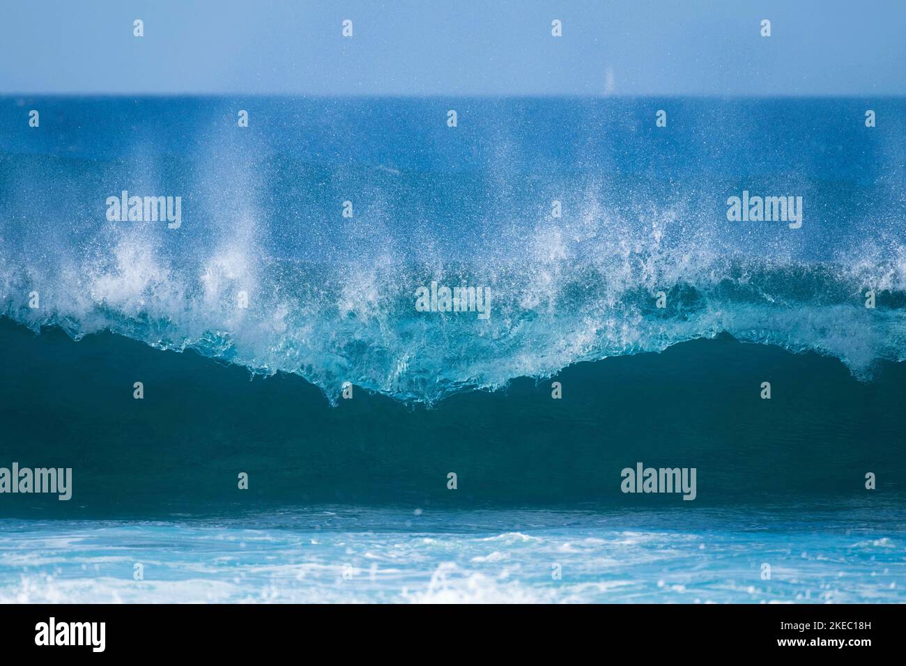 Eine wunderschöne und blaue Welle broking - Meer oder Ozean Strand - Surfen Zeit Lebensstil Stockfoto