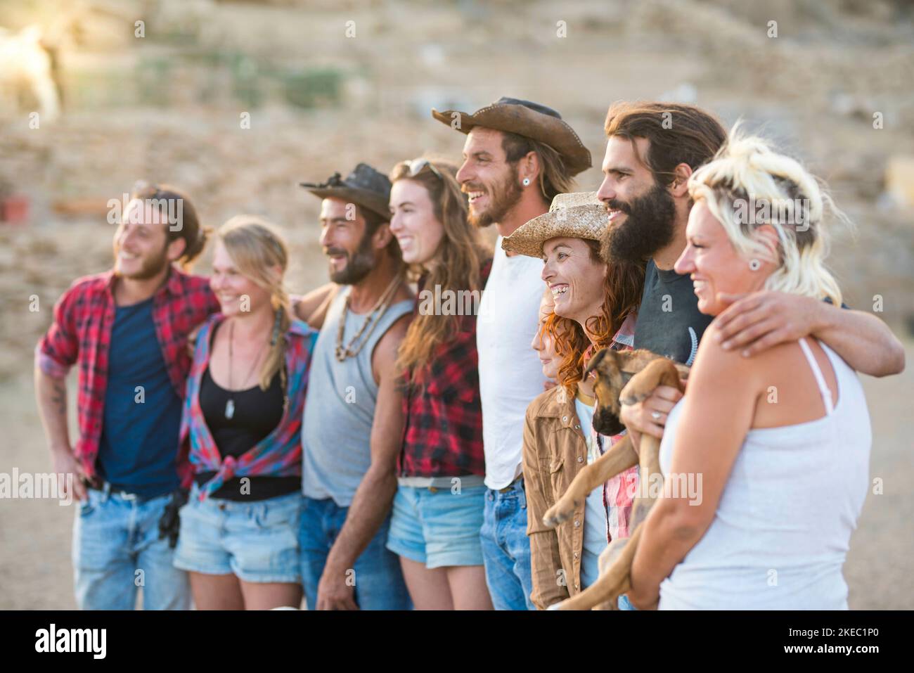 Eine Gruppe junger, fröhlicher Freunde genießt die Outdoor-Freizeitbeschäftigung und den alternativen natürlichen Lebensstil gemeinsam in Freundschaft - Menschen mit unterschiedlichen Alters und Generationen Stockfoto