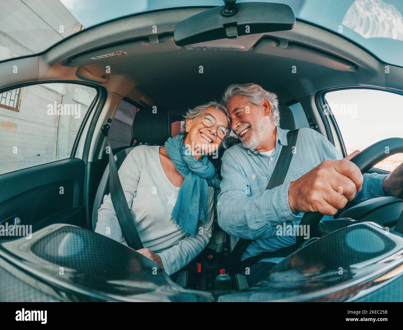 Ein paar von zwei glücklich Senior Spaß haben und genießen Urlaub Reise zusammen fahren und entdecken Sie neue Orte mit einem Auto. Stockfoto