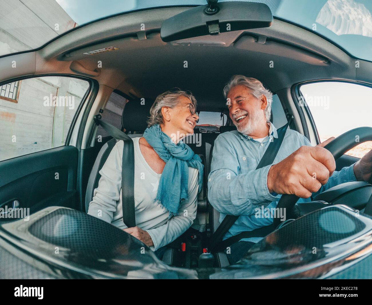 Ein paar von zwei glücklich Senior Spaß haben und genießen Urlaub Reise zusammen fahren und entdecken Sie neue Orte mit einem Auto. Stockfoto