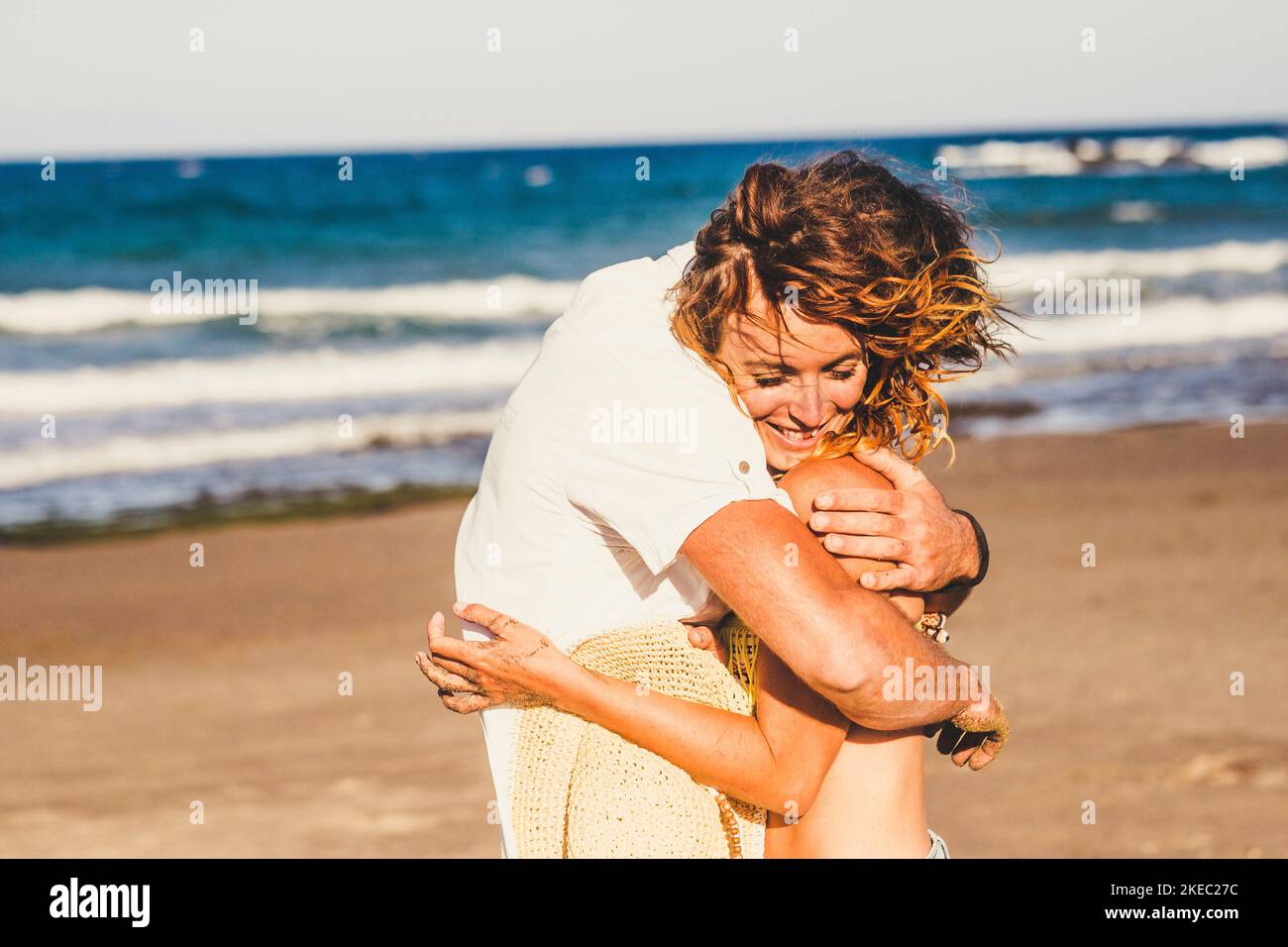 Schöne und niedliche paar von zwei Erwachsenen zusammen an der Strand umarmt mit Liebe und Leidenschaft Stockfoto