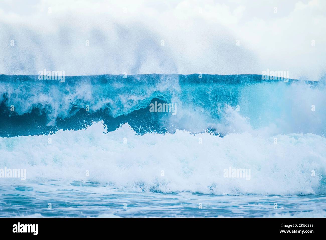 Eine wunderschöne und blaue Welle broking - Meer oder Ozean Strand - Surfen Zeit Lebensstil - Nahaufnahme und Porträt einer Welle Stockfoto