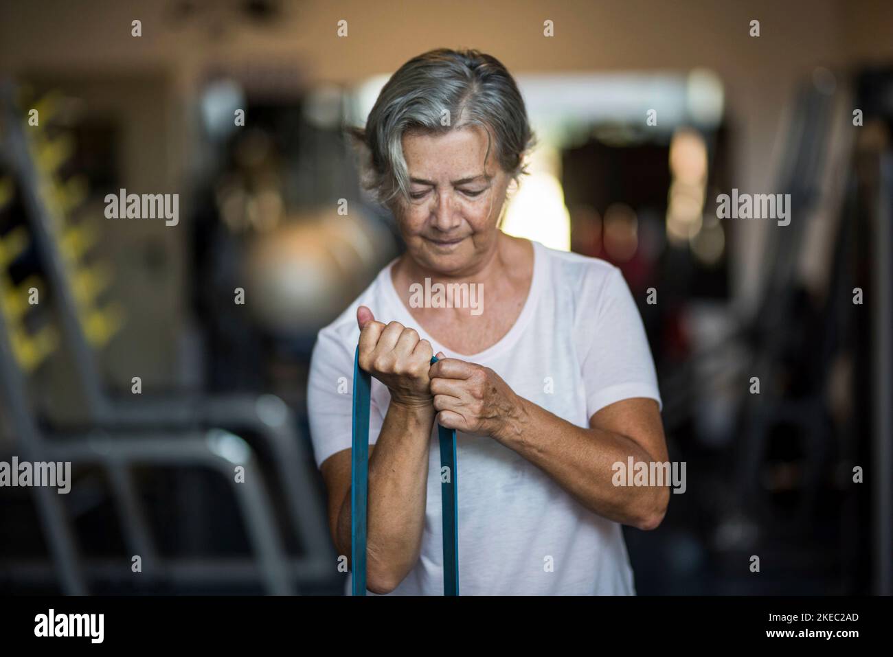 Eine reife Frau doig Übung in der Turnhalle zu sein Gesund und Fitness Senior - Training jeden Tag Lebensstil und Konzept Stockfoto