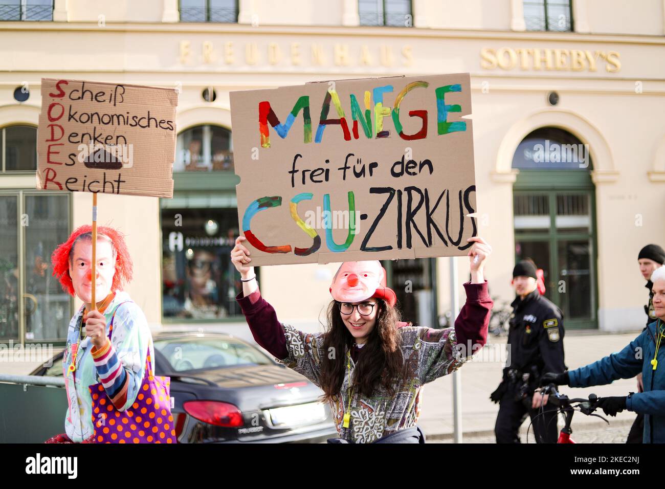 Markus Söder Clowns gegen die CSU. Am 11.11.2022 versammlen sich ca. 292 Menschen unter dem Motto Söders Klimaärchen, um gegen die Novelle des bayerischen Klimaschutzgesetzes zu demontieren. Die Aktien*innen von Fridays for Future und der Bund-Jugend Geld, dass es reine Scheinpolitik sei. -- Markus Soeder Clowns gegen die CSU. Am 11. November 2022 versammelten sich rund 292 Menschen unter dem Motto Soeders Klimamärchen, um gegen die Änderung des bayerischen Klimaschutzgesetzes zu demonstrieren. Die Aktivisten von Fridays for Future und Bund-Jugend beklagten sich darüber, dass es sich um eine reine Ape handelte Stockfoto