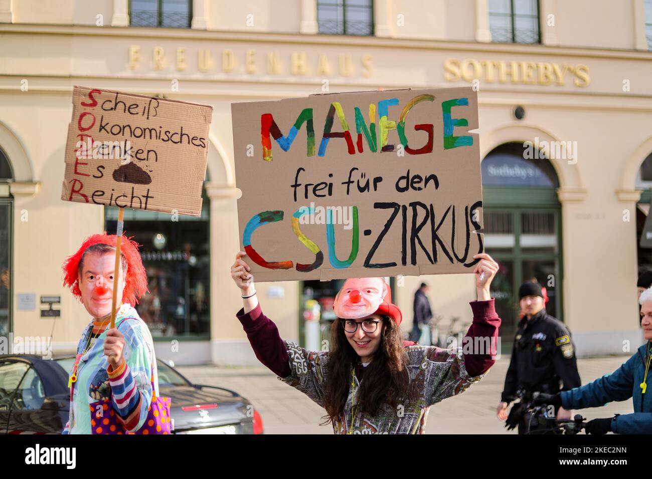 Markus Söder Clowns gegen die CSU. Am 11.11.2022 versammlen sich ca. 292 Menschen unter dem Motto Söders Klimaärchen, um gegen die Novelle des bayerischen Klimaschutzgesetzes zu demontieren. Die Aktien*innen von Fridays for Future und der Bund-Jugend Geld, dass es reine Scheinpolitik sei. -- Markus Soeder Clowns gegen die CSU. Am 11. November 2022 versammelten sich rund 292 Menschen unter dem Motto Soeders Klimamärchen, um gegen die Änderung des bayerischen Klimaschutzgesetzes zu demonstrieren. Die Aktivisten von Fridays for Future und Bund-Jugend beklagten sich darüber, dass es sich um eine reine Ape handelte Stockfoto