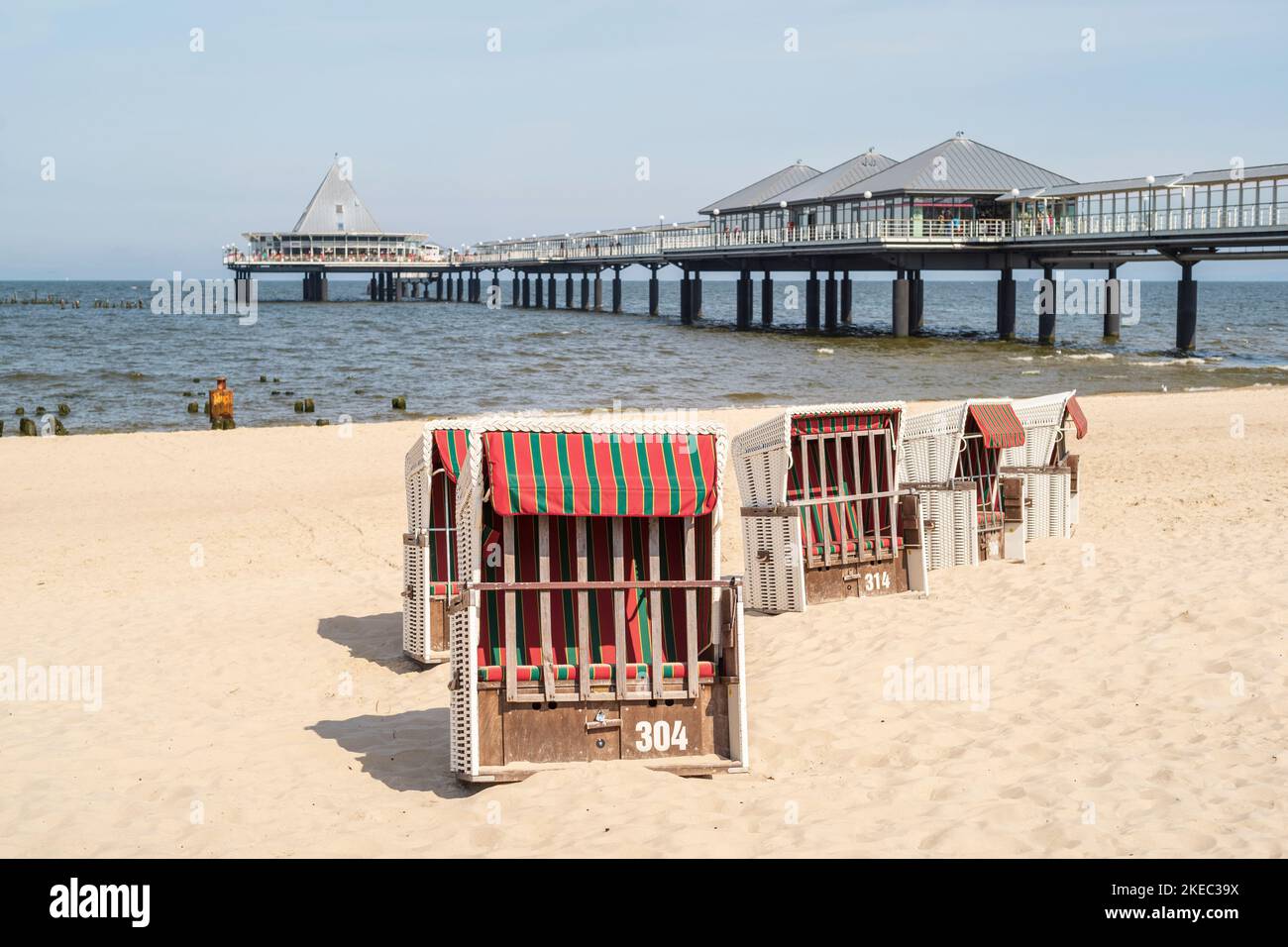 Ostseestrand Kaiserbad Heringsdorf mit Seebrücke tagsüber im Sommer. Stockfoto