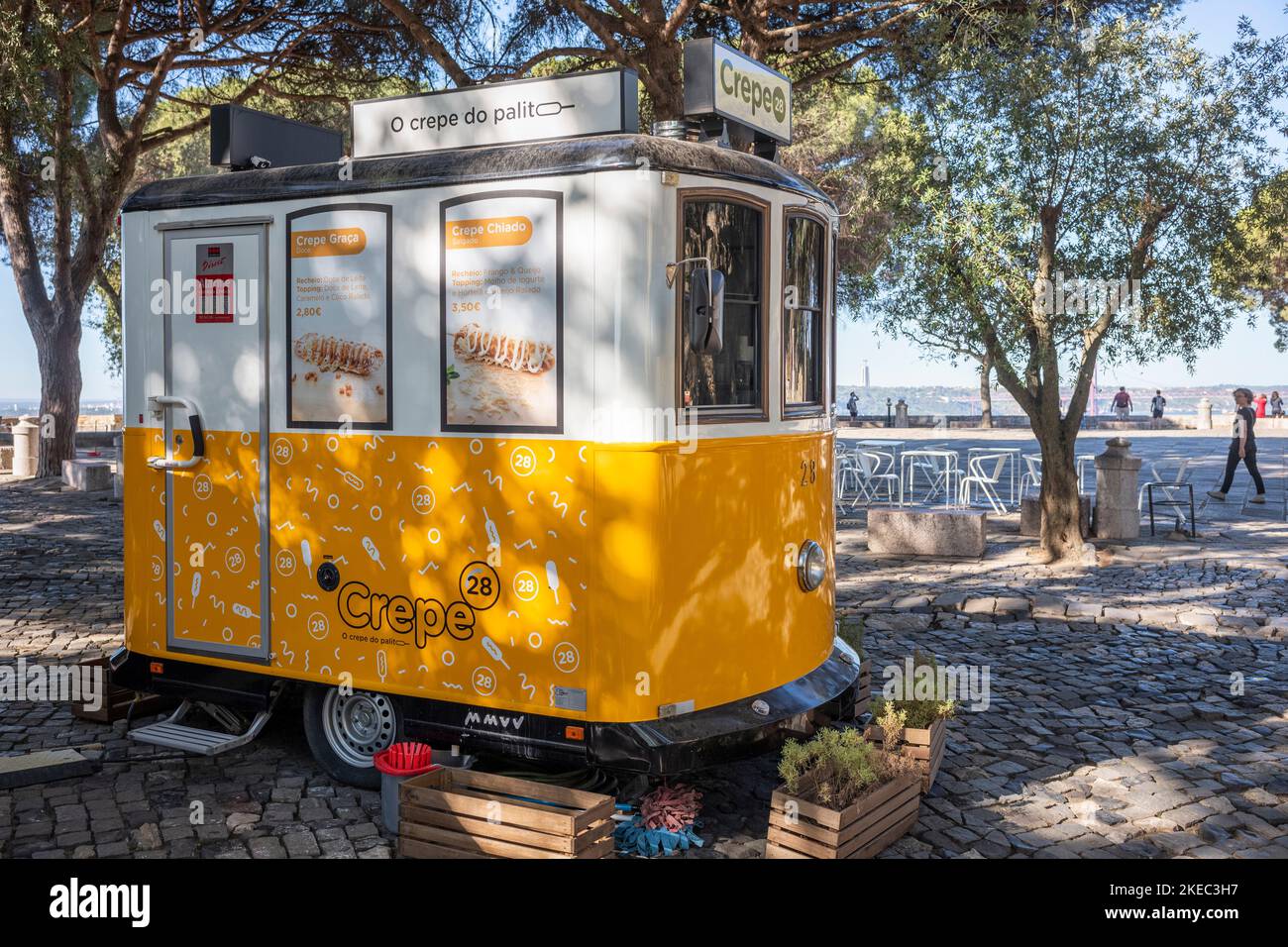 Crepes-Wagen im Innenhof des Castelo de Sao Jorge in Lissabon während des Sommertages. Stockfoto