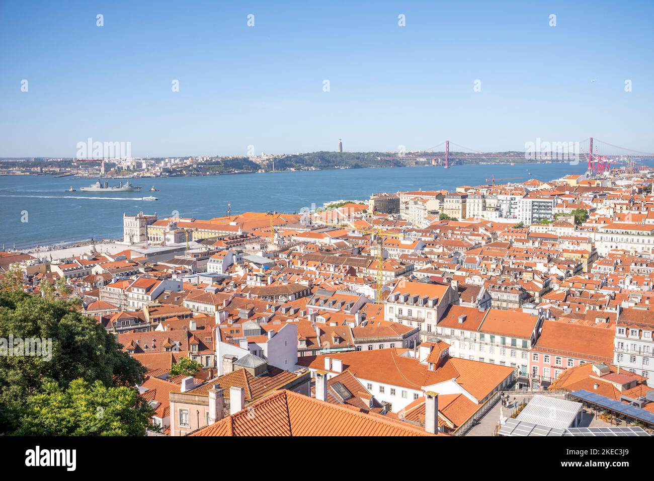 Blick auf die Brücke vom 25. April von der Burg Castelo de Sao Jorge in Lissabon im Sommer tagsüber. Stockfoto