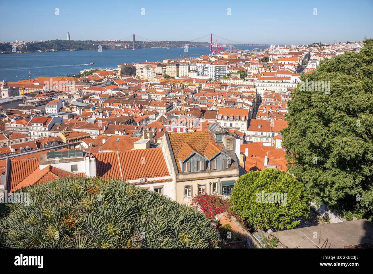 Blick auf die Brücke vom 25. April von der Burg Castelo de Sao Jorge in Lissabon im Sommer tagsüber. Stockfoto