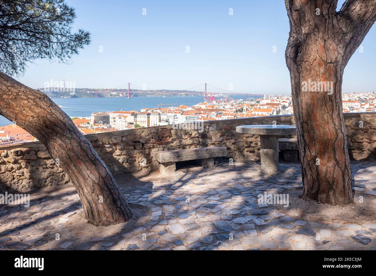 Blick auf die Brücke vom 25. April von der Burg Castelo de Sao Jorge in Lissabon im Sommer tagsüber. Stockfoto