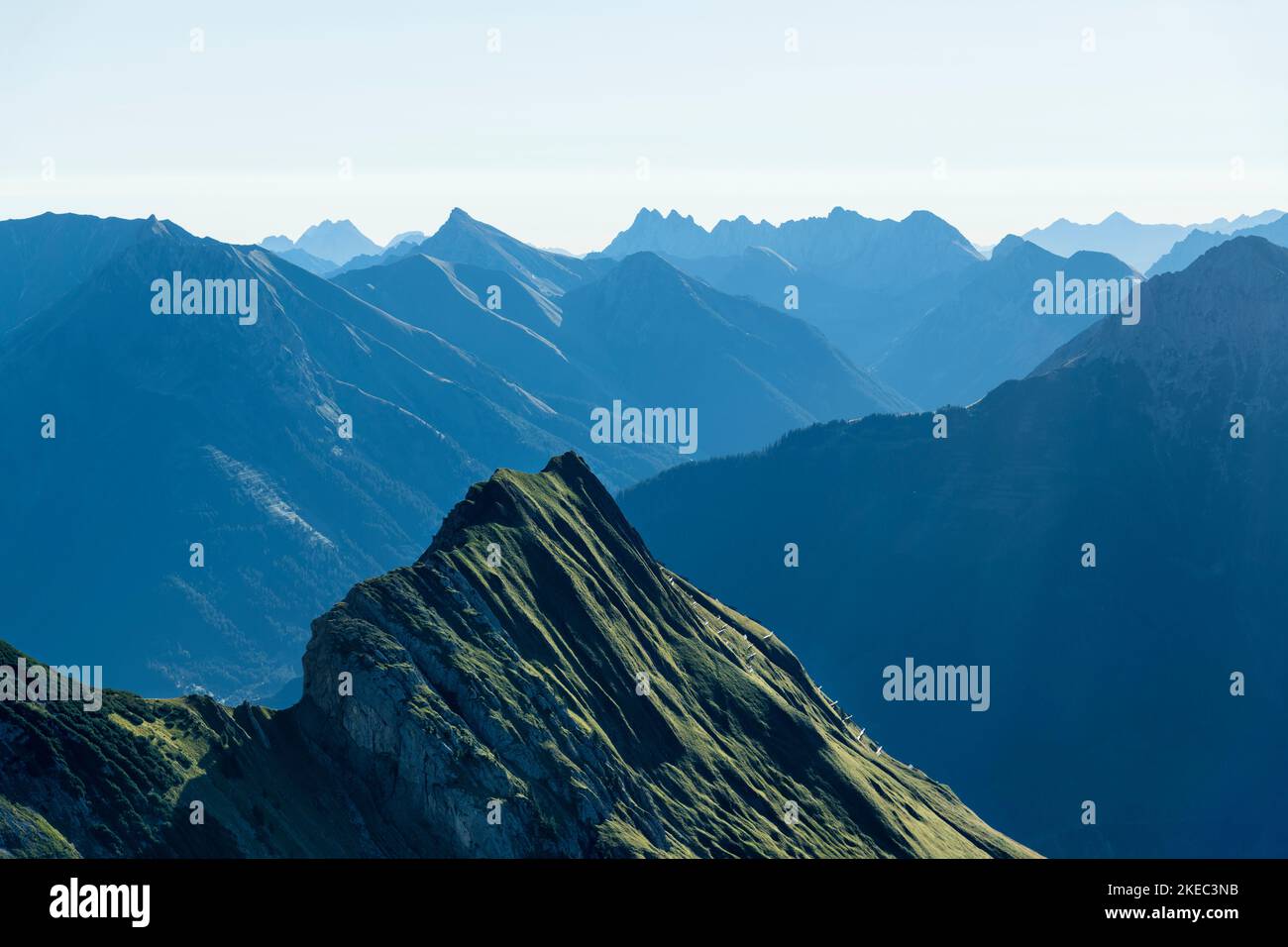Gebirgszüge am Morgen leuchten an einem sonnigen Sommertag über Lechtal und Bschlaber Tal. Im Hintergrund Namloser Wetterspitze und Heiterwand. Lechtaler Alpen, Tirol, Österreich, Europa Stockfoto