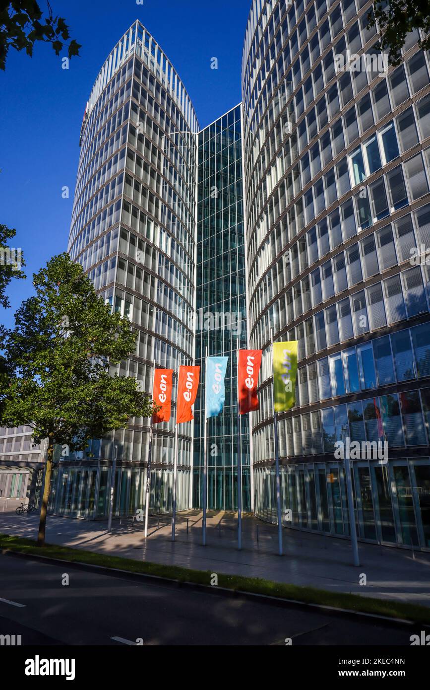 Essen, Nordrhein-Westfalen, Deutschland - E.ON-Hauptsitz. e.ON-Firmenlogos auf Fahnen vor der Zentrale. Stockfoto