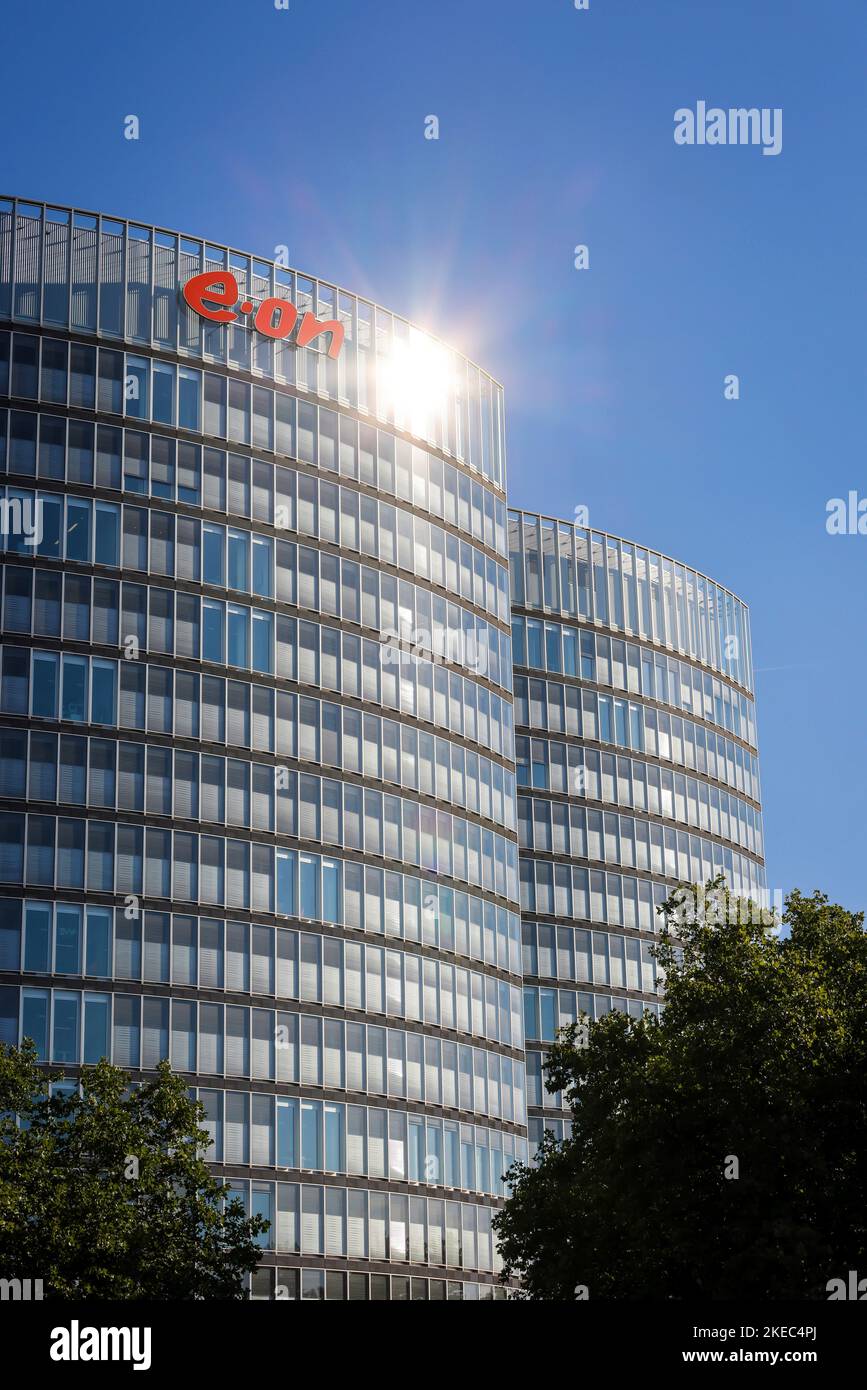Essen, Nordrhein-Westfalen, Deutschland - E.ON-Hauptsitz. Firmenlogo an der Fassade des Hauptsitzes. Stockfoto