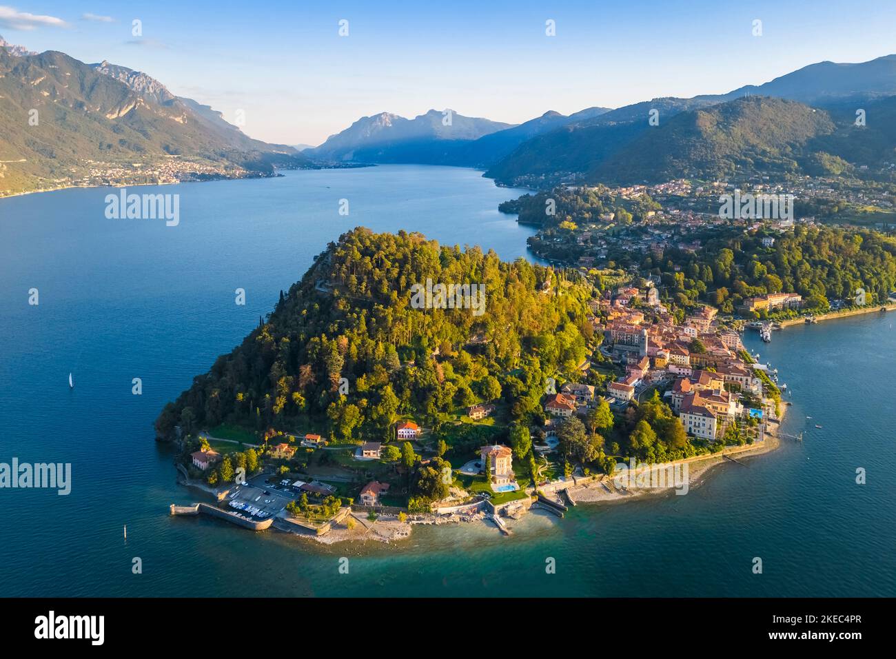Luftaufnahme von Bellagio bei Sonnenuntergang, zwischen dem Comer Zweig des Sees und dem Lecco Zweig. Provinz Como, Lombardei, Italien, Europa. Stockfoto