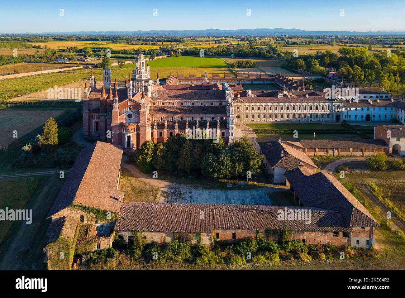 Luftaufnahme des Klosters von Certosa di Pavia bei Sonnenuntergang. Certosa di Pavia, Bezirk Pavia, Lombardei, Italien, Europa. Stockfoto