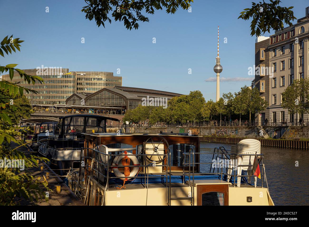 Schiffbauerdamm und Bahnhof Friedrichstraße mit Fernsehturm im Hintergrund. Berlin, Deutschland. Stockfoto