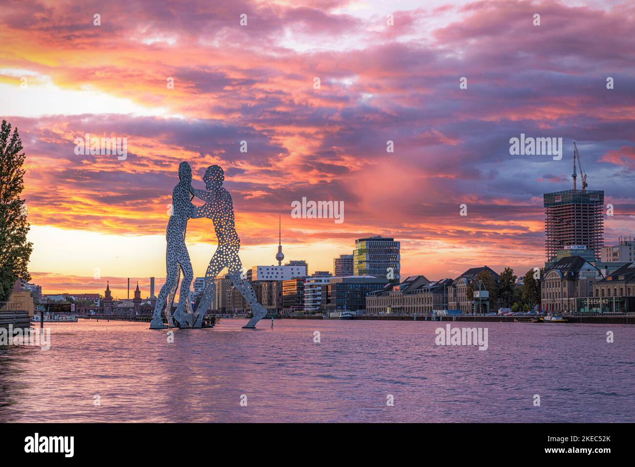 Spektakulärer Sonnenuntergang über der Spree. Berlin, Deutschland. Stockfoto