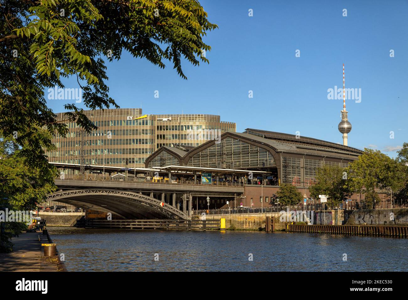 Schiffbauerdamm und Bahnhof Friedrichstraße mit Fernsehturm im Hintergrund. Berlin, Deutschland. Stockfoto